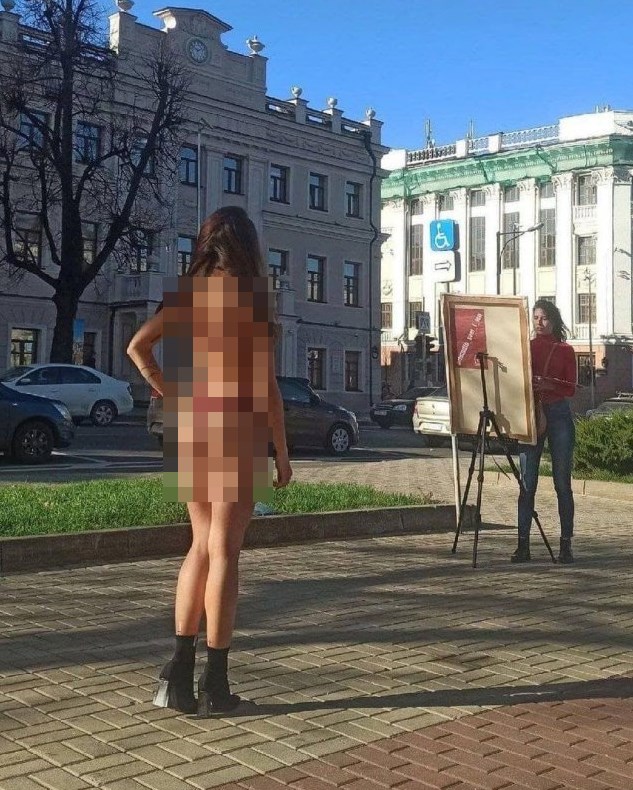 Уличное искусство в Казани: девушка в нижнем белье вышла на улицы города и попросила ее нарисовать