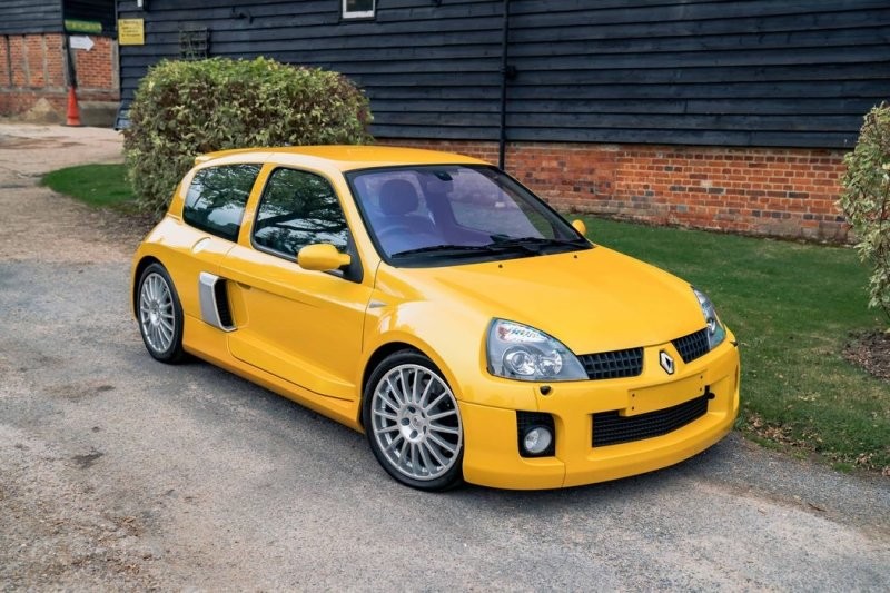 Невероятно редкий Renault Clio V6 продали за кругленькую сумму (18 фото)