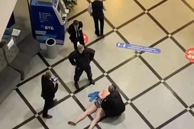 В Екатеринбурге мужчина в трусах устроил разнос в торговом центре (фото + видео)