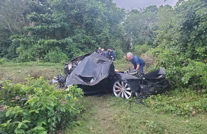 Tesla Model S упала со скалы в Пуэрто-Рико и превратилась в металлолом, а водитель получил лишь пару царапин (4 фото)