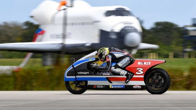 Новый рекорд скорости: самый быстрый в мире электрический мотоцикл разогнался до 455 километров в час (4 фото + 1 видео)