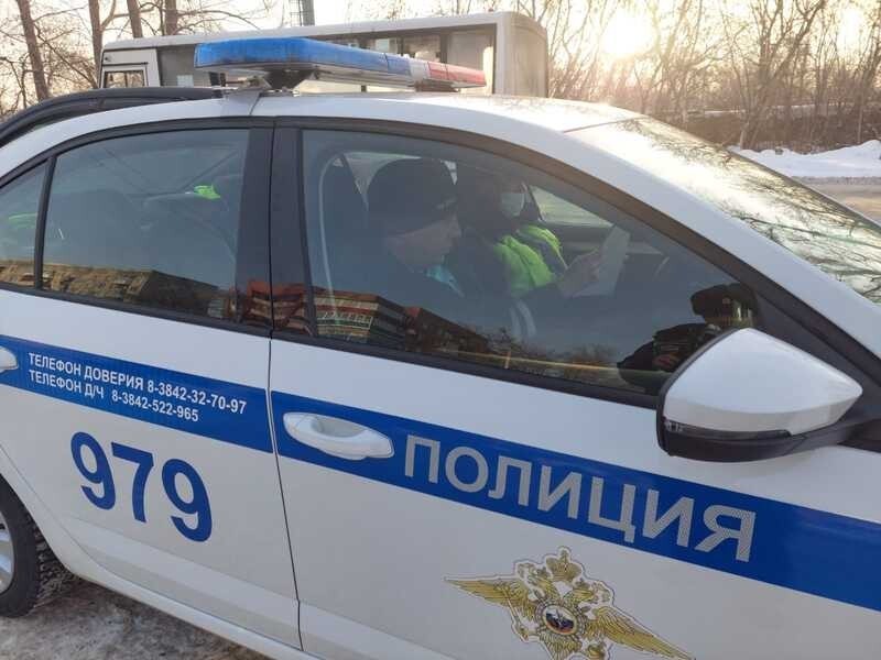 Социализация по-кемеровски: тиктокнутый водитель маршрутки оштрафован за просмотр видео за рулем (2 фото)