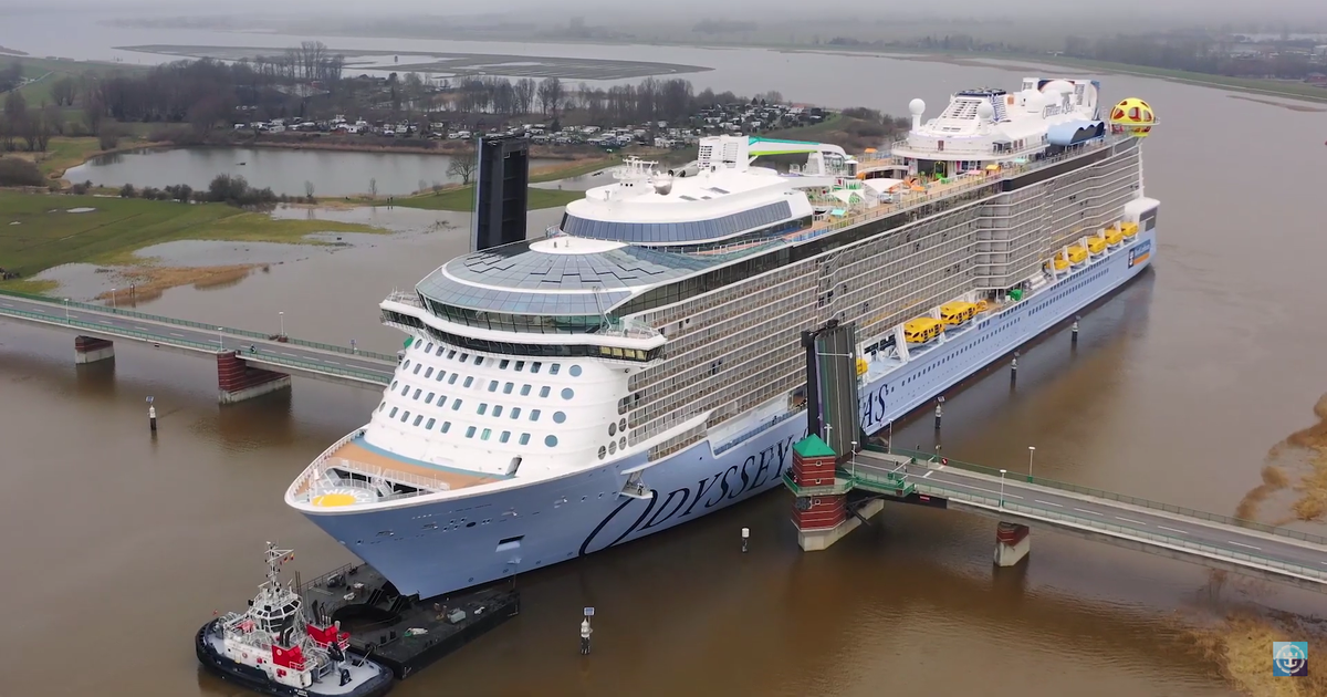 Круизная компания показала, как огромные океанские лайнеры перевозят по узким рекам (8 фото + 1 видео)