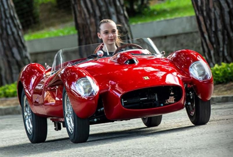 Уменьшенная электрическая копия Ferrari 250 Testa Rossa для подростков (9 фото + 1 видео)
