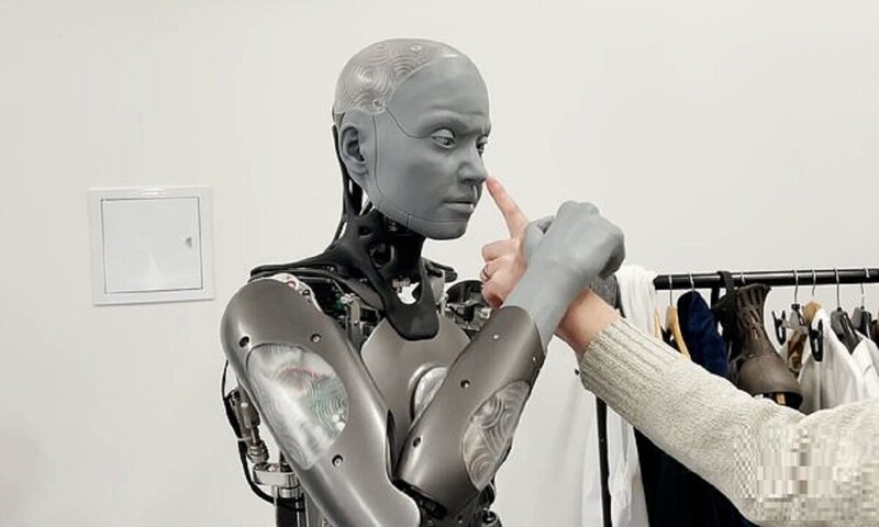 Робот не пустил человека в свое личное пространство (4 фото + 2 видео)