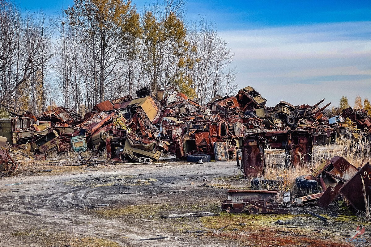 В Чернобыльской зоне обнаружили место, где оказалась исчезнувшая из отстойника «Россоха» техника (22 фото)