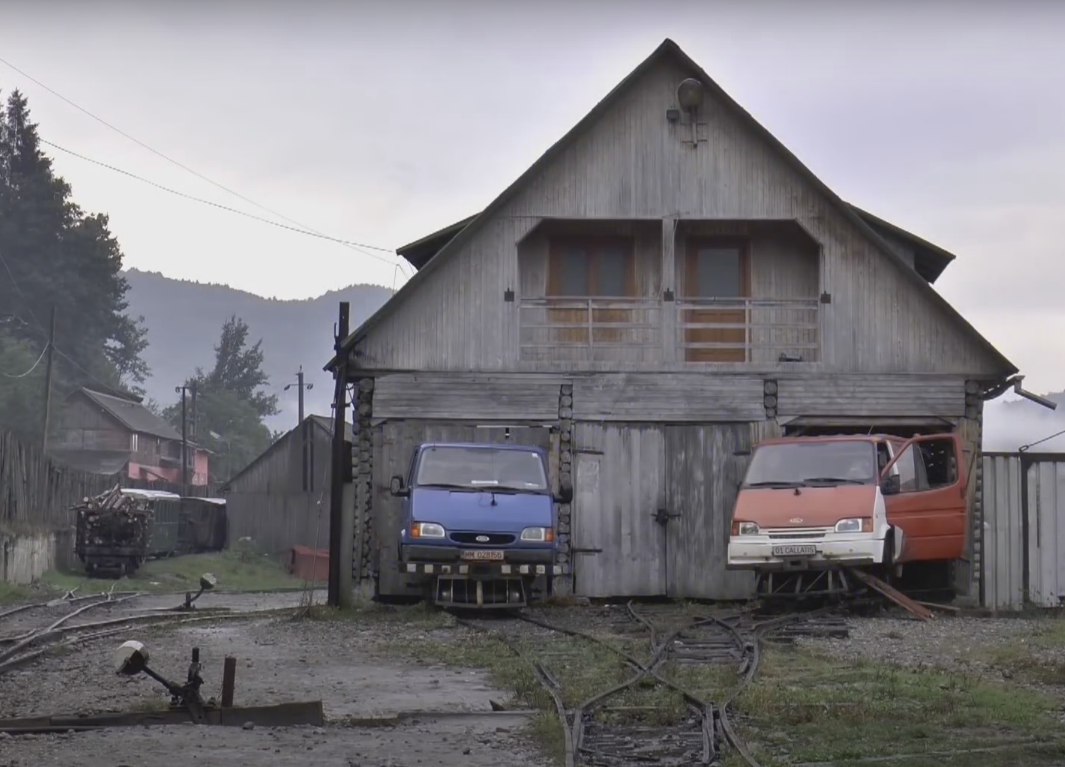 Как румыны ездят по заброшенной узкоколейной железной дороге на фургонах (15 фото)