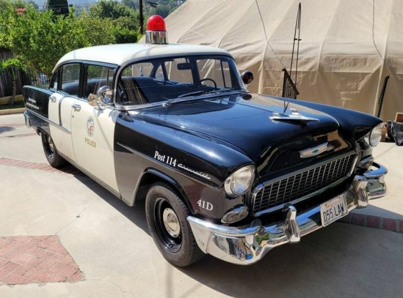 Полицейский автомобиль Chevrolet 1955 года выпуска, который на самом деле реплика (6 фото)