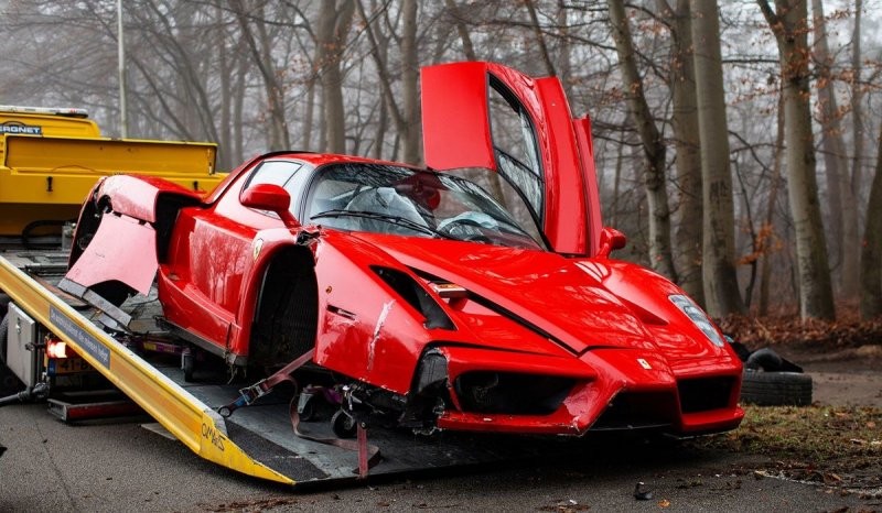 В Нидерландах механик разбил редчайший Ferrari Enzo, врезавшись в пень во время тест-драйва (4 фото + 2 видео)