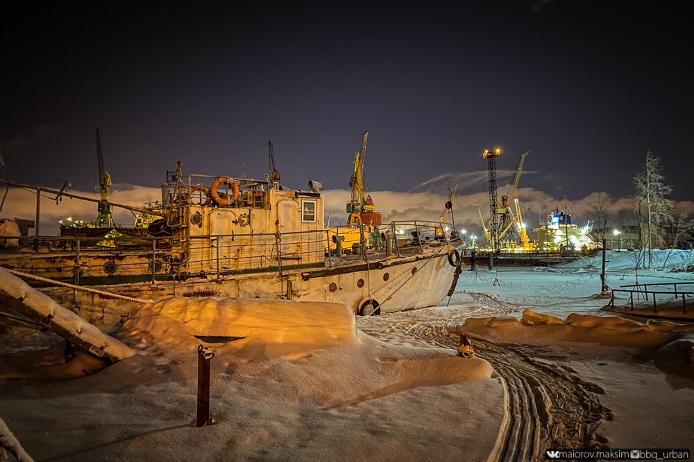 «Корабль-призрак», которые много лет стоит в порту Петербурга (43 фото)