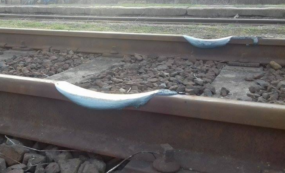 Зачем локомотивы поездов сами себе роют ямы прямо на рельсах (6 фото)