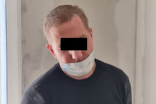 В Екатеринбурге мужчина попытался смыть в унитаз несколько килограмм марихуаны, когда к нему постучался ОМОН (4 фото + видео)