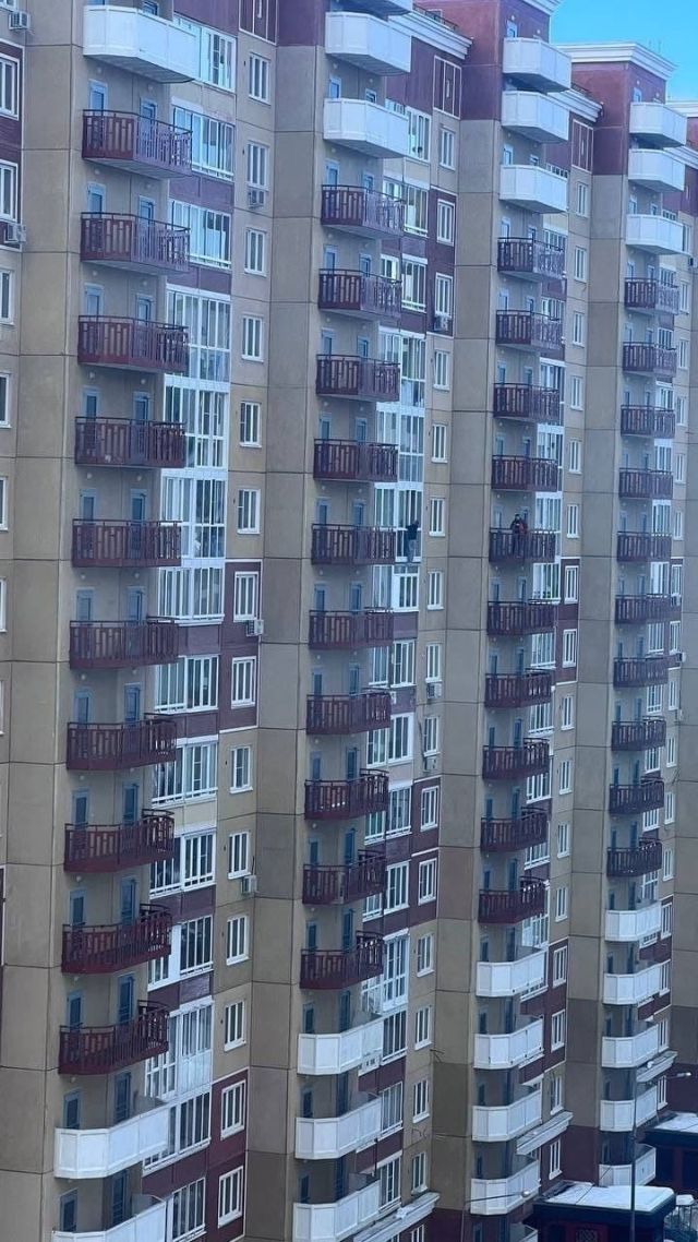 В Бутово пьяный парень вылез из окна 12-ого этажа и начал кричать 