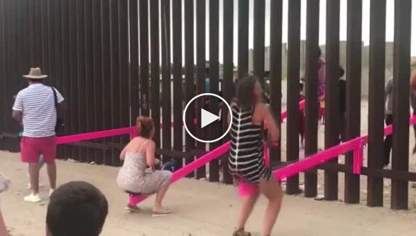 На границе США и Мексики появилась арт-инсталяция в виде качелей