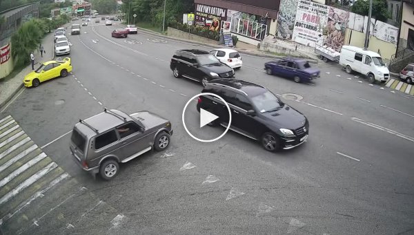 В Сочи на видео попала авария с участием мусоровоза