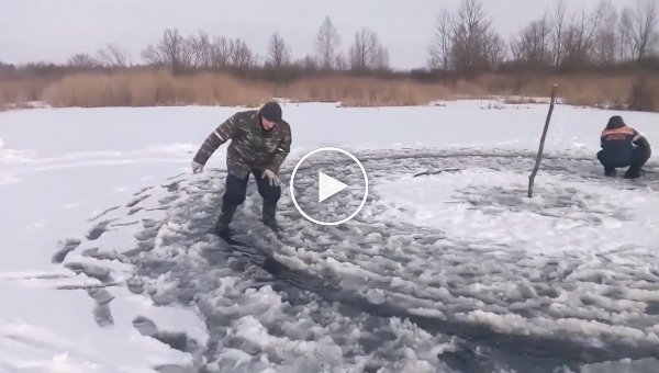 Рыбаки устроили экстремальную карусель на льду
