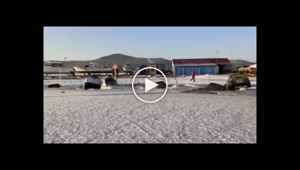 Во Владивостоке несколько десятков машин провалились под лёд