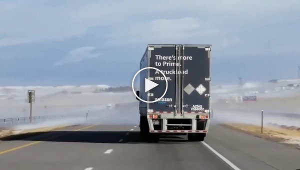 Метель сдувает грузовик на трассе