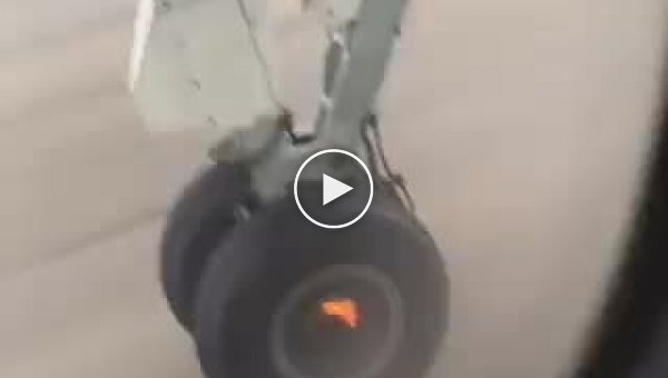 Пассажир снял на видео, как при взлёте у самолёта отвалилось шасси ёт, фото