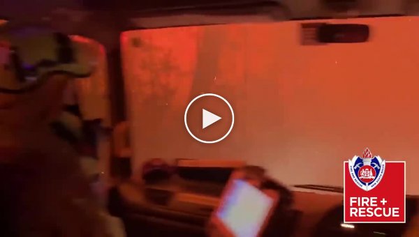 Сквозь огненный ад австралийские пожарные сняли на видео свою поездку через горящий лес