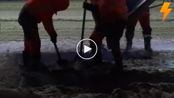 Рабочие Вологды вышли ремонтировать дороги, хотя на улице снег
