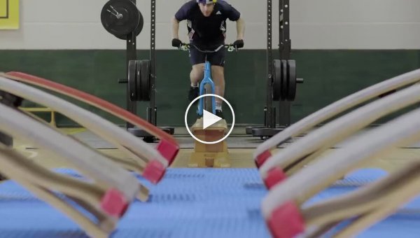 Захватывающие трюки на велосипеде в спортзале
