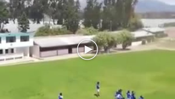 Торнадо прервал футбольный матч эквадорских школьников