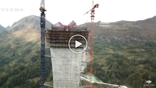Китайцы построили мост-небоскреб