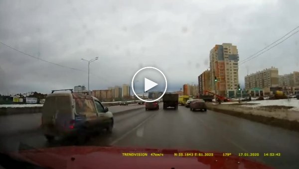 В Челябинске водитель реанимобиля спешил на срочный вызов и устроил ДТП