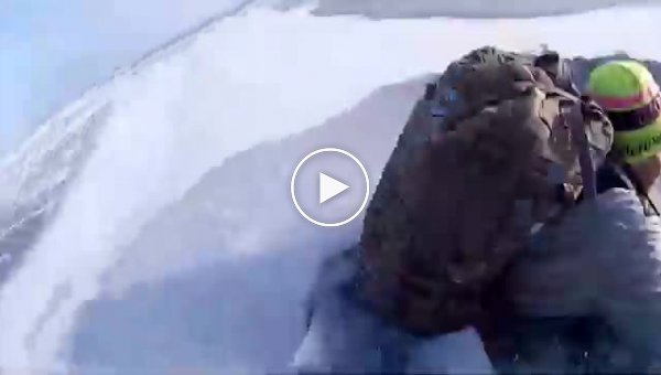 Туристы провалились под лёд на Байкале и 17 минут провели в воде