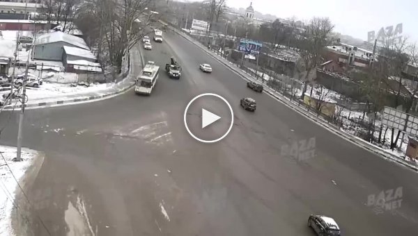 Автовышка опрокинулась на легковушку в Вологде