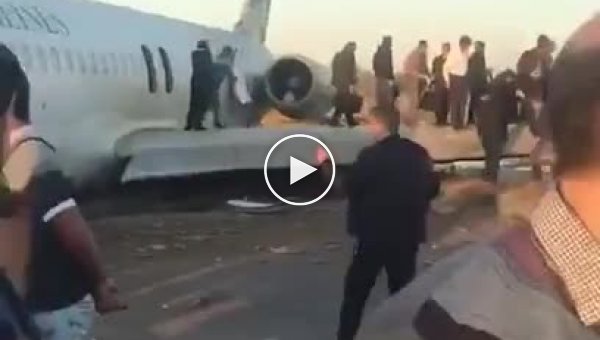 В Иране пассажирский самолет выкатился на городскую улицу
