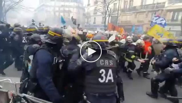 Жесткое столкновение «желтых жилетов» и властей Франции