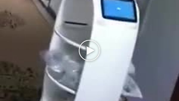 Робот кормит людей, помещенных в карантин из-за подозрений на коронавирус