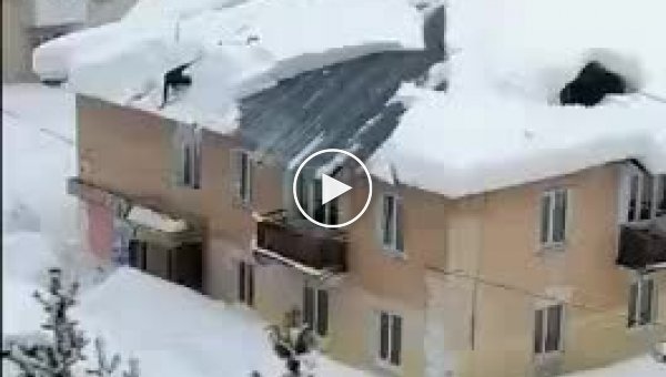 Чистка снега на крыше и несоблюдение техники безопасности