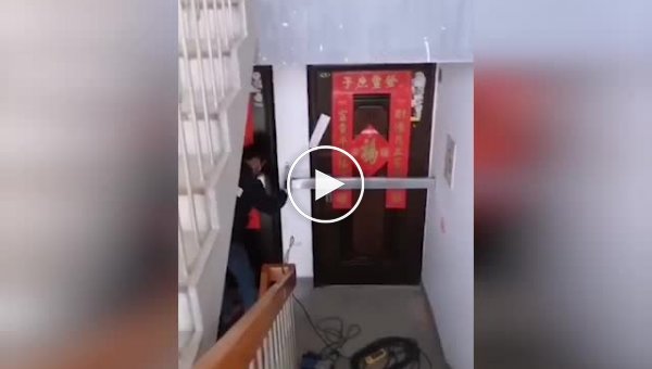 В Китае люди заваривают двери соседям, которые вернулись из закрытого города Ухань
