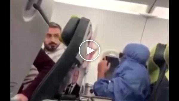 Женщина в хиджабе решила покурить в салоне самолета, а потом стала угрожать, что взорвет самолет