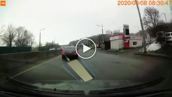Пинок под зад водителю универсала во Владивостоке