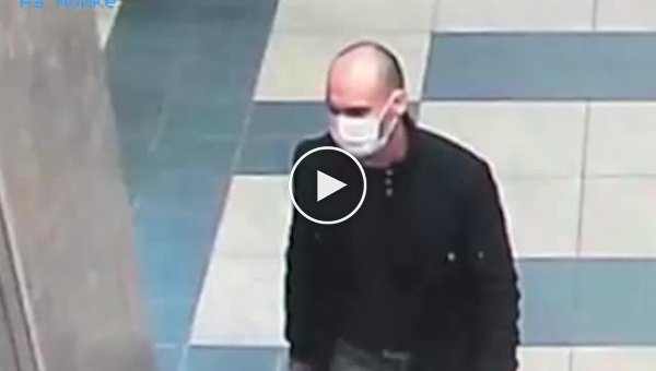 Мужчина в медицинской маске украл швейцарские часы