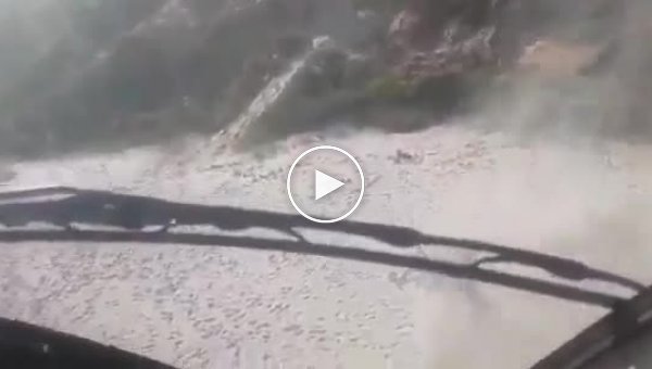Полицейские разгоняют нарушителей карантина с помощью песчаных бурь от вертолета
