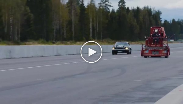 Самая странная гонка классический Ford Mustang сразился с гоночным комбайном