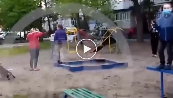Две собачницы в Брянске загнали детей на стол, чтобы их псы поиграли на детской площадке