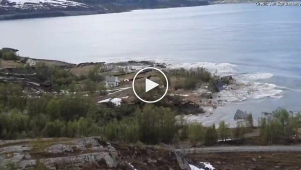 В Норвегии оползень утащил несколько домов в море
