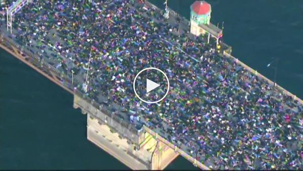 В США сотни протестующих легли на мосту в память о погибшим афроамериканце