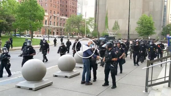 Во время беспорядков в Нью-Йорке полицейский разбил голову пожилому мужчине