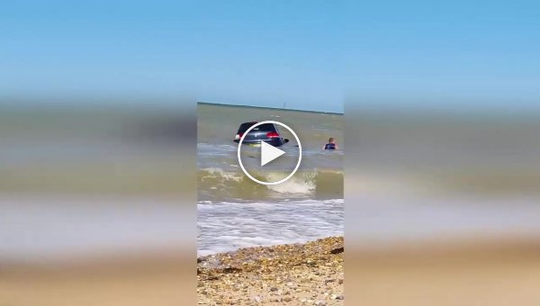 Момент спасения унесённой морем машины попал на видео