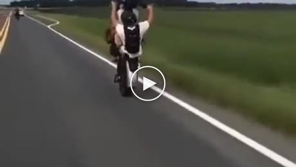 Парень решил попробовать свои силы на мотоцикле