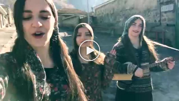Грузинские девчата поют на улице приятные песни