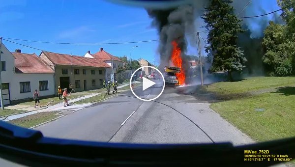 Загоревшийся автокран встретил пожарных летающим огненным колесом