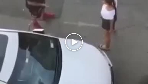 Мужик уложил блондинку на лопатки посреди улицы